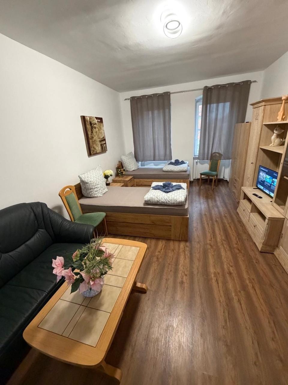 Communal lounge/ TV room, Bed, Living room