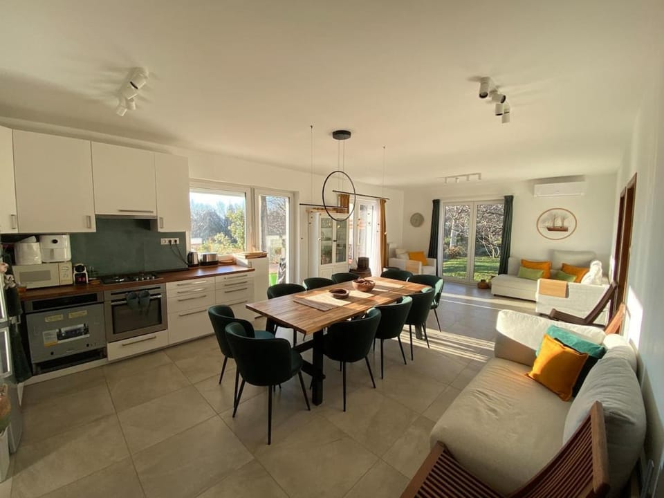 Living room, Dining area