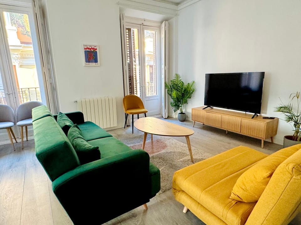 Communal lounge/ TV room, TV and multimedia, Balcony/Terrace, Living room, Lounge or bar, Seating area, Area and facilities, air conditioner