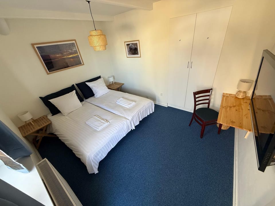 TV and multimedia, Photo of the whole room, Bedroom