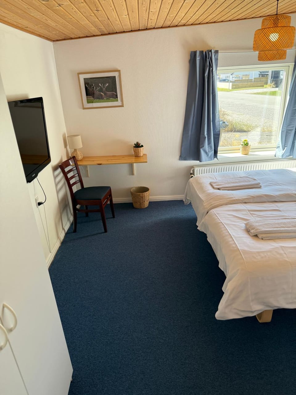 Bed, TV and multimedia, Bedroom