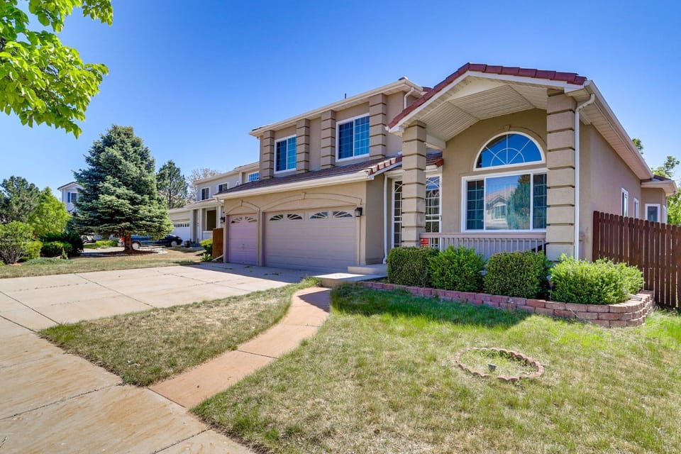 6bedroom 4br HOT TUB 10m to airport Villa in Aurora