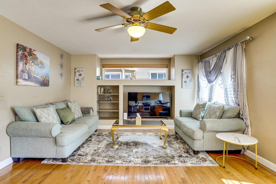 6bedroom 4br HOT TUB 10m to airport Villa in Aurora