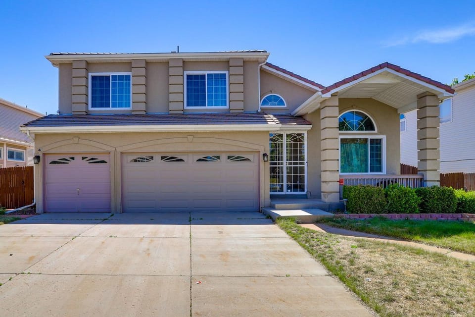 6bedroom 4br HOT TUB 10m to airport Villa in Aurora