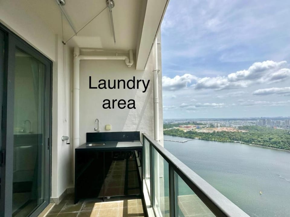 R&F Seaview Family Suite Walking to CIQ 4B3B Apartment in Johor Bahru