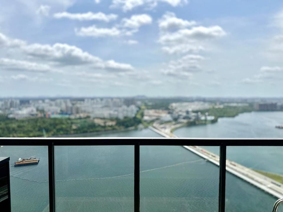 R&F Seaview Family Suite Walking to CIQ 4B3B Apartment in Johor Bahru