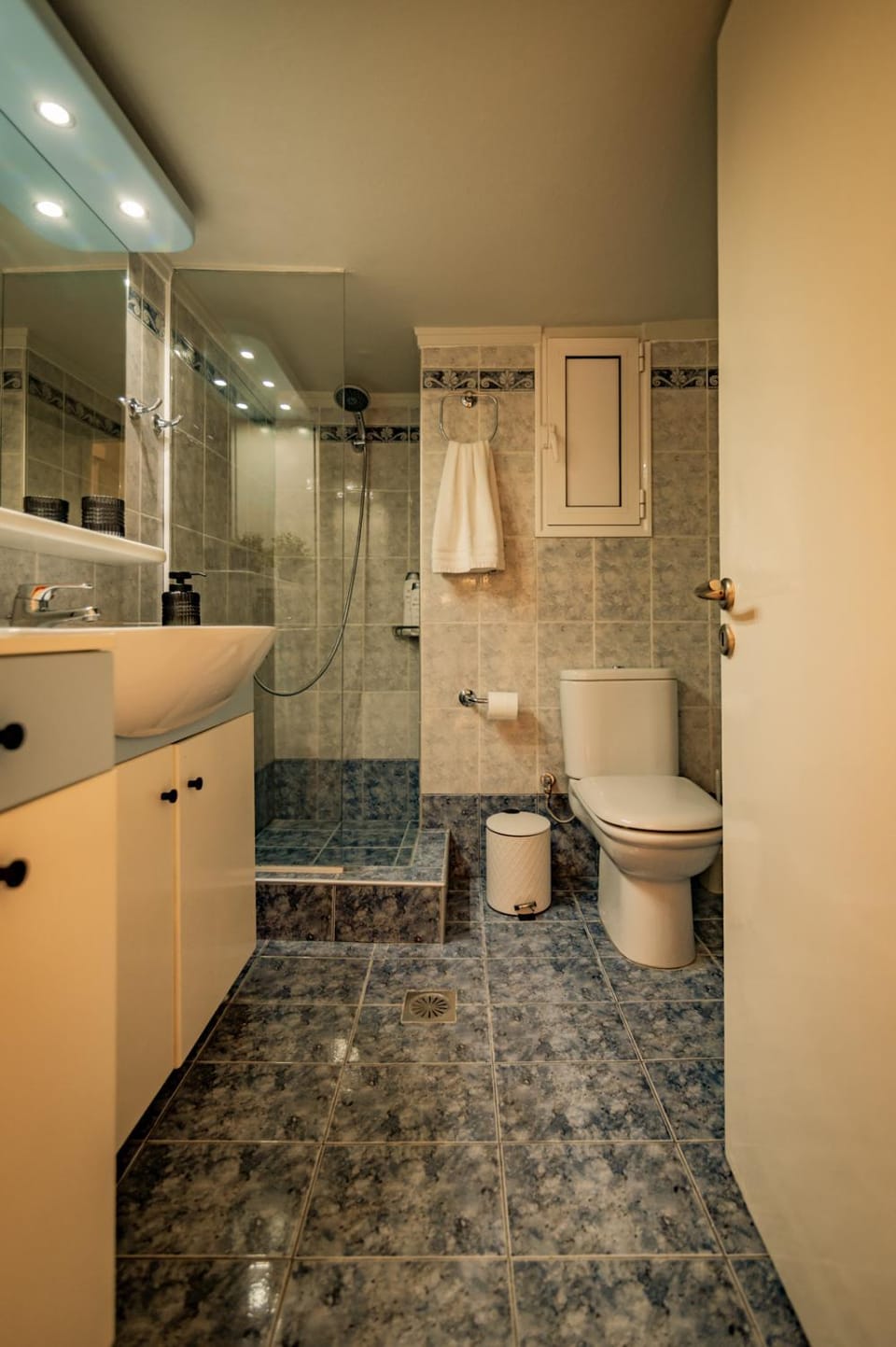 Shower, Toilet, Bathroom, towels