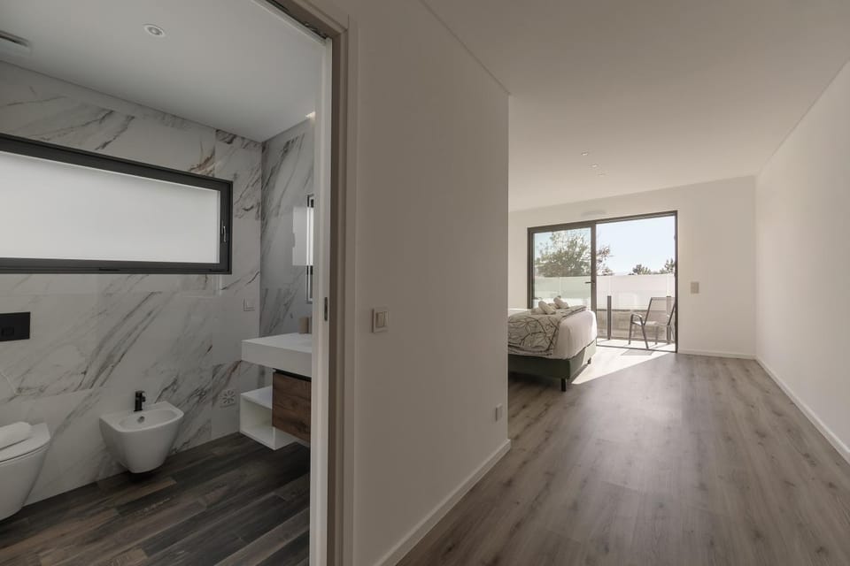 Shower, Bed, Bathroom, Photo of the whole room, Bedroom, bidet