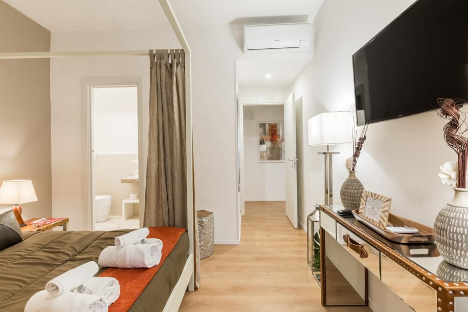 Toilet, Bed, TV and multimedia, Bedroom