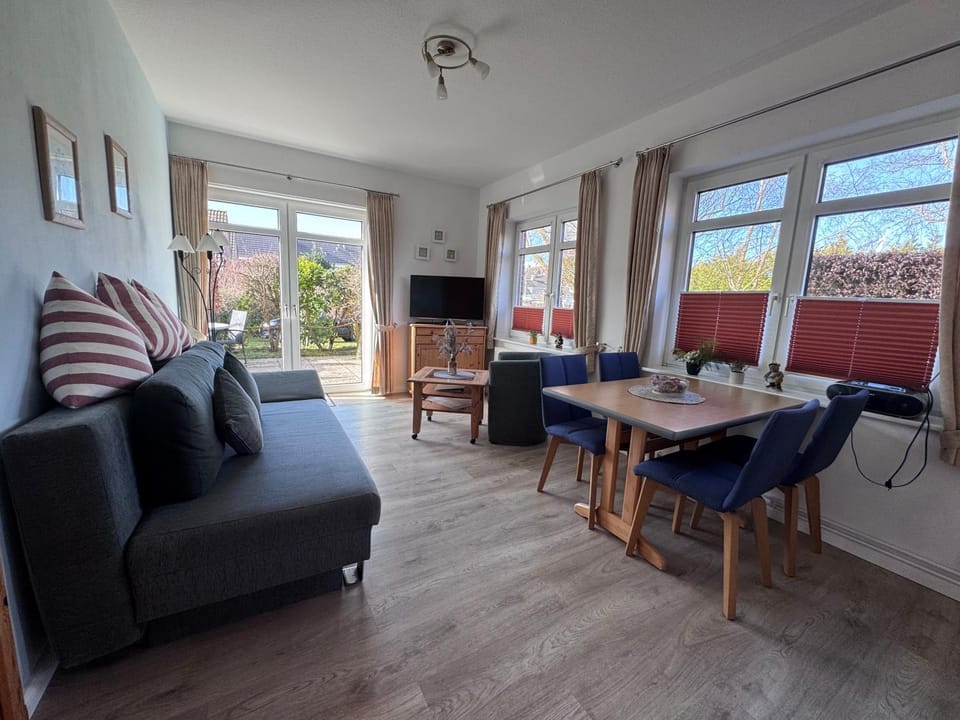 TV and multimedia, Living room, Seating area, Dining area