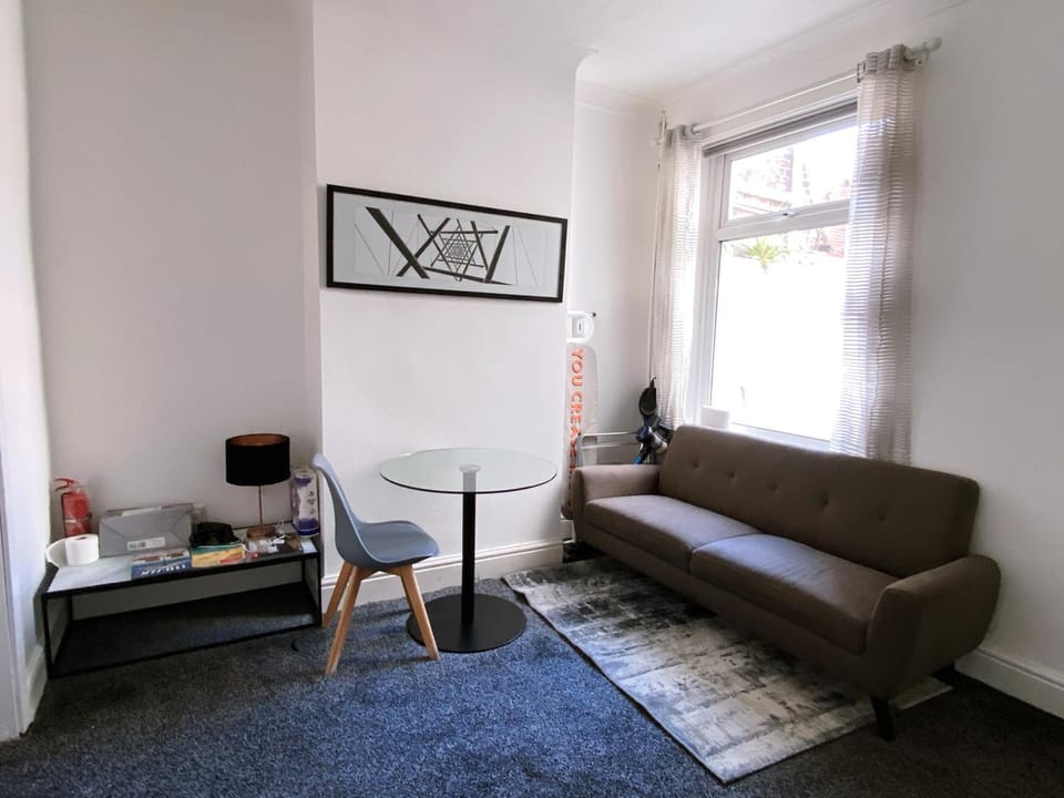 Modern room for short stay in Salford, shared bathroom kitchen Vacation rental in Salford