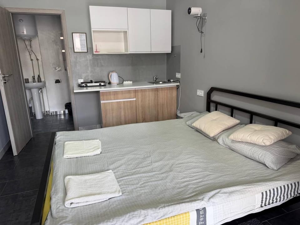 Bed, Kitchen or kitchenette, Photo of the whole room, Bedroom, towels
