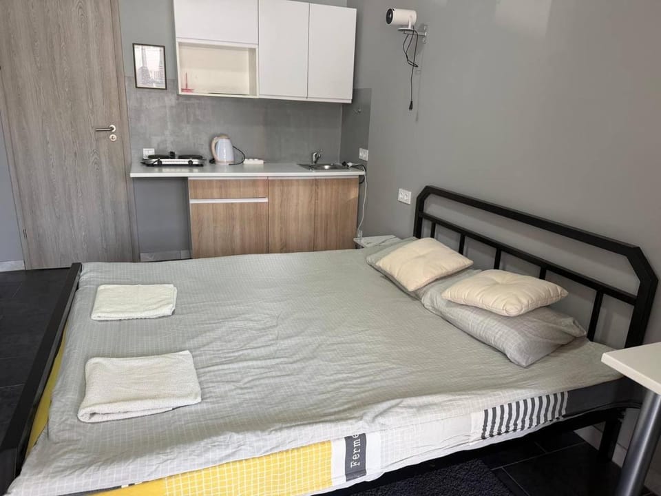 Bed, Kitchen or kitchenette, Photo of the whole room, Bedroom, towels