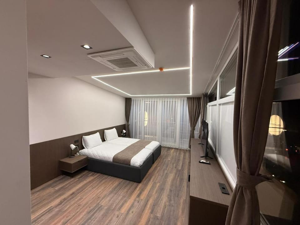 Bed, TV and multimedia, Photo of the whole room, Bedroom