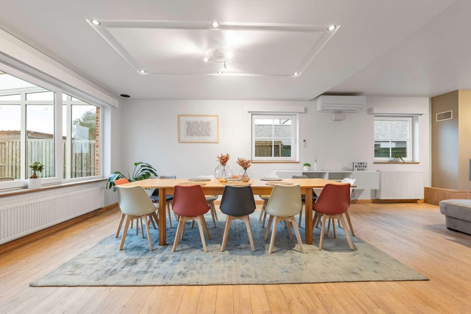 Living room, Dining area, group of guests