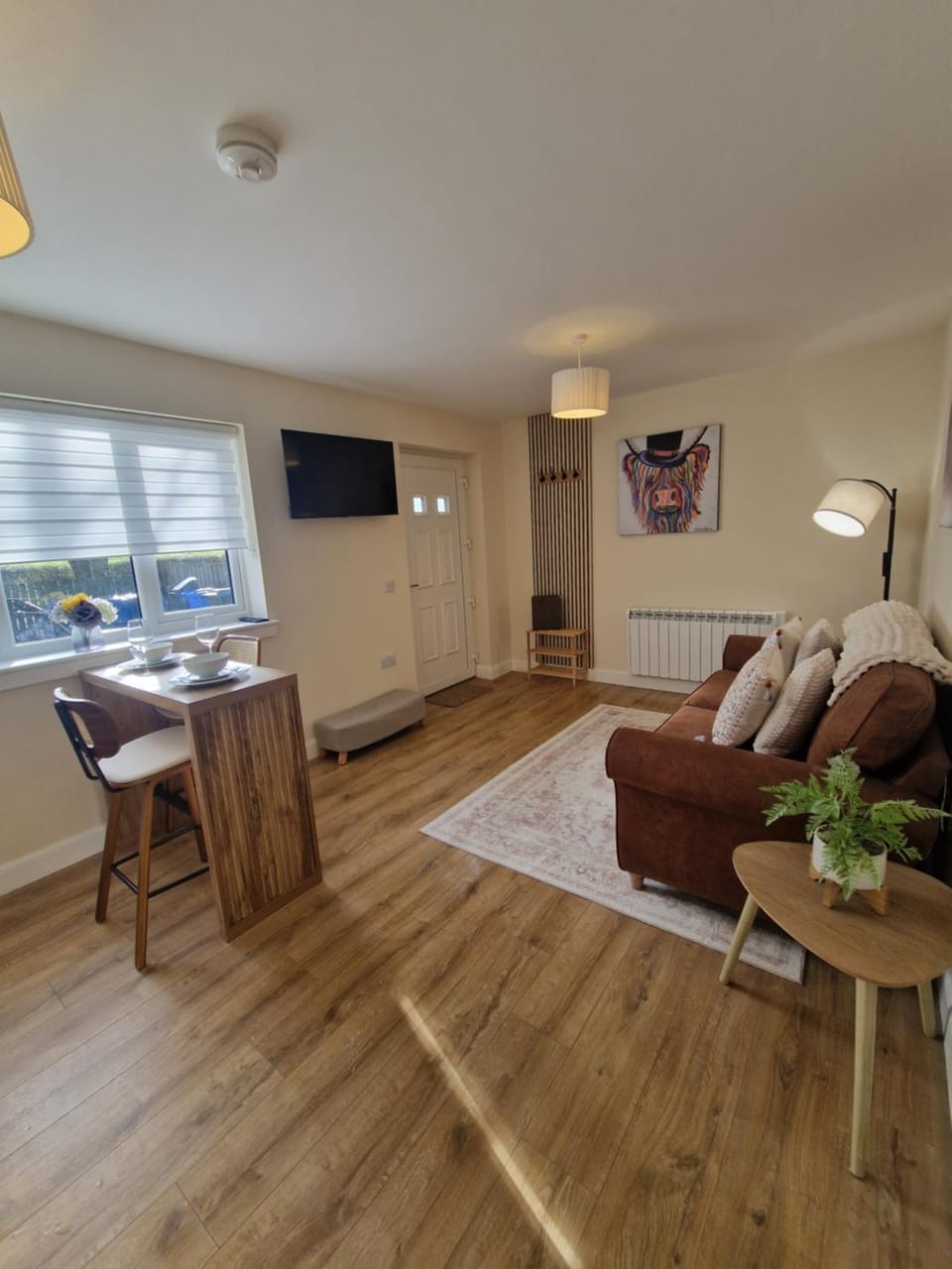TV and multimedia, Living room, Seating area, Dining area
