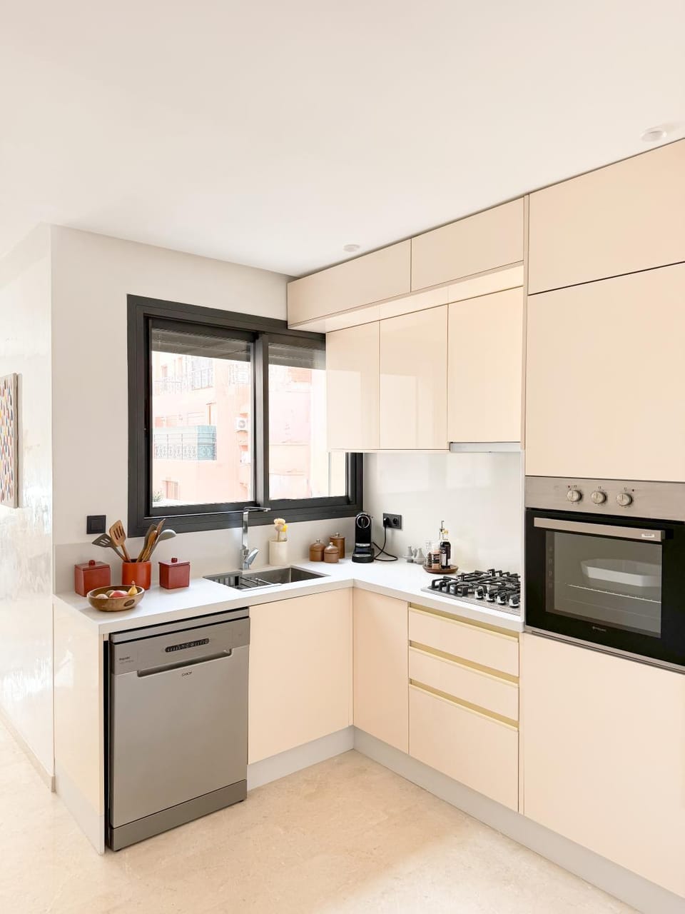 Kitchen or kitchenette, dishwasher, oven