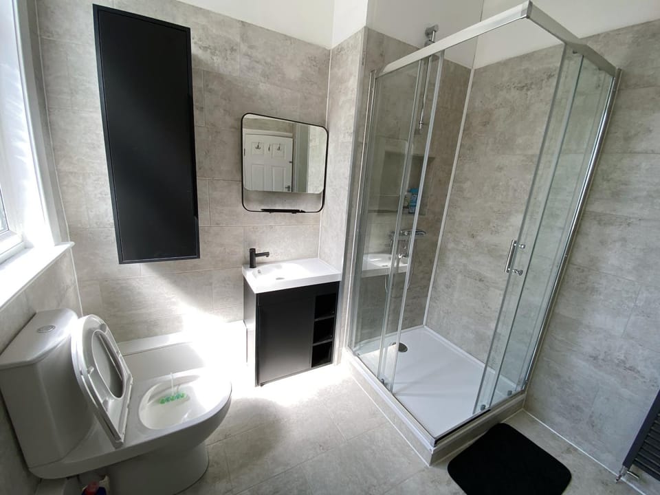Huge Modern Room to Stay in Salford Shared bathroom kitchen Bed and Breakfast in Salford