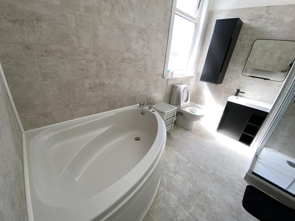 Cosy Double Bed to Stay Salford Plab shared bathroom kitchen Bed and Breakfast in Salford