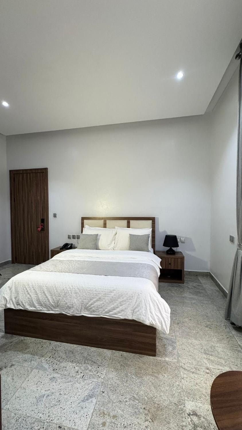Bed, Photo of the whole room, Bedroom, air conditioner