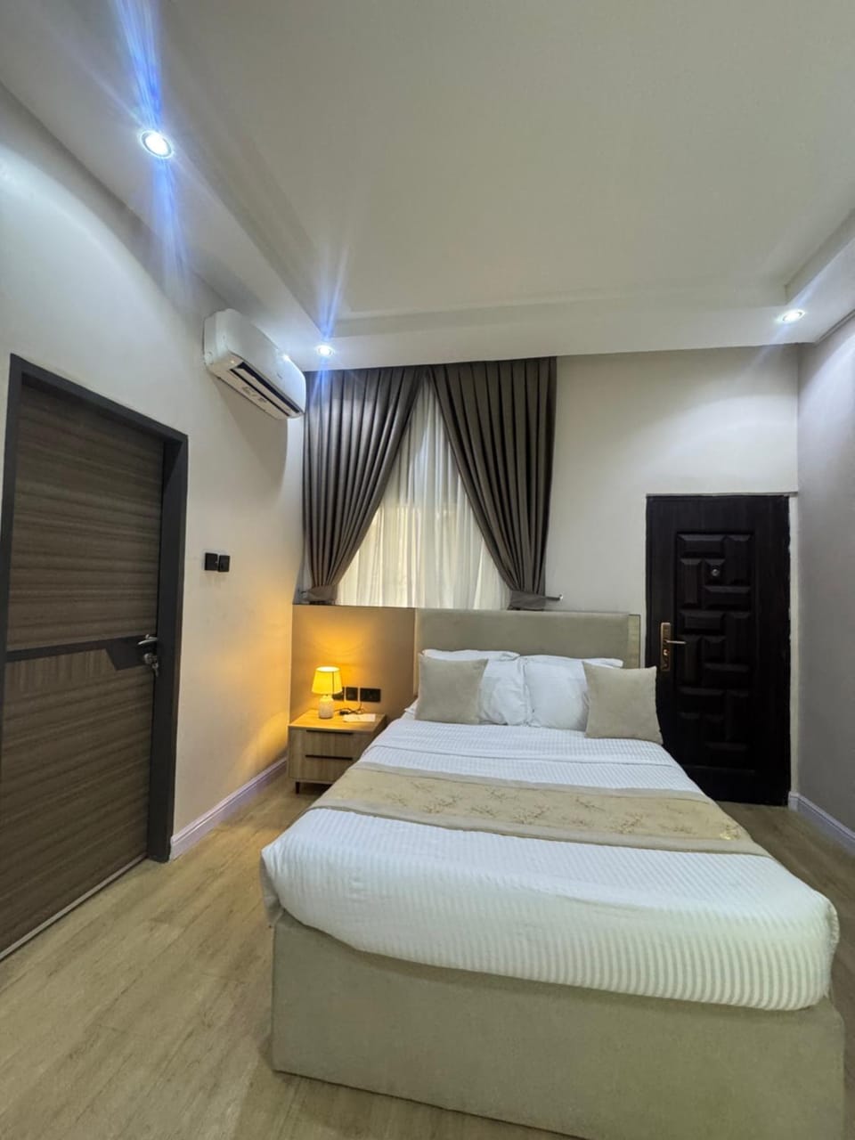 Bed, Photo of the whole room, Bedroom, air conditioner