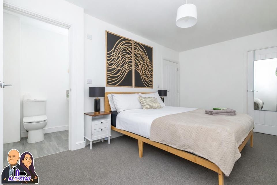 Toilet, Bed, Bathroom, Photo of the whole room, Bedroom, towels