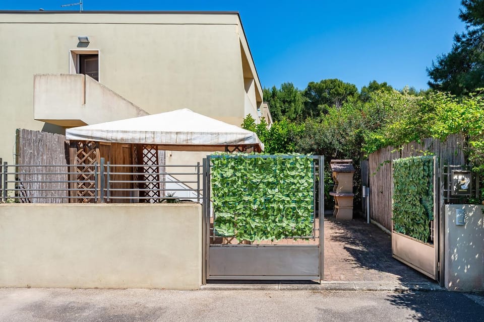 Property building, Facade/entrance, BBQ facilities, Parking