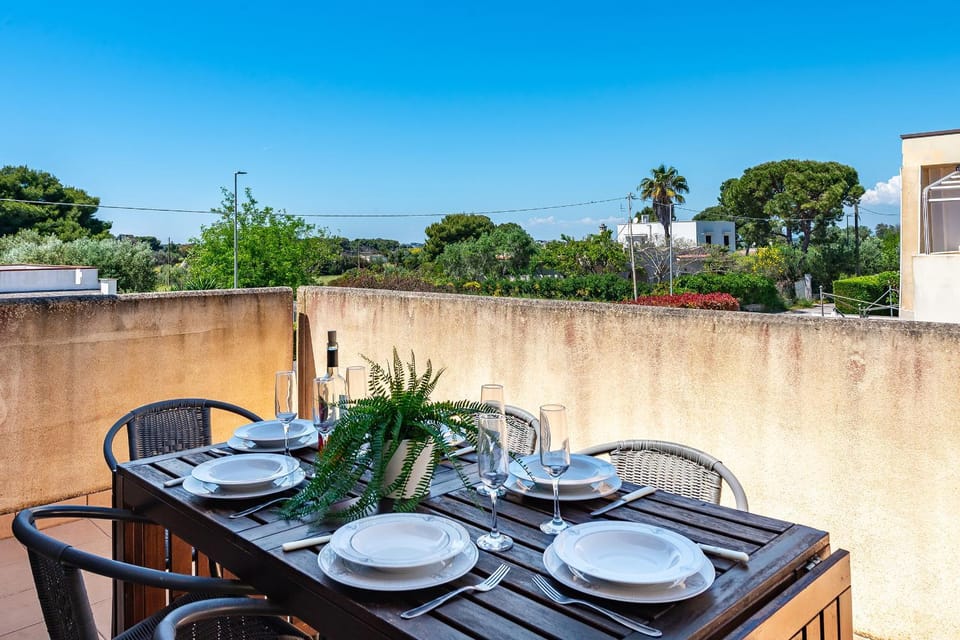 Property building, Photo of the whole room, Dining area, City view, Garden view