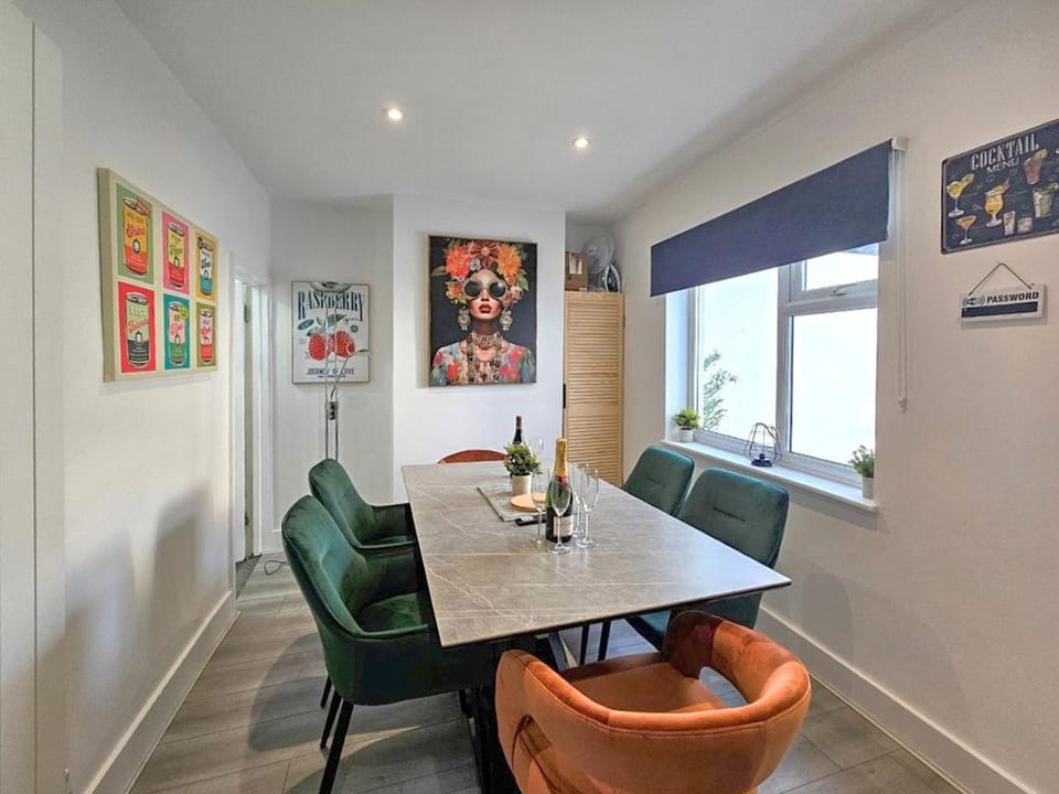 Seating area, Dining area