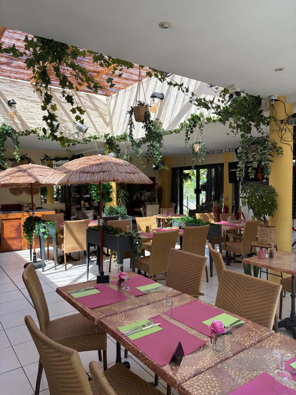 Restaurant/places to eat, Lounge or bar
