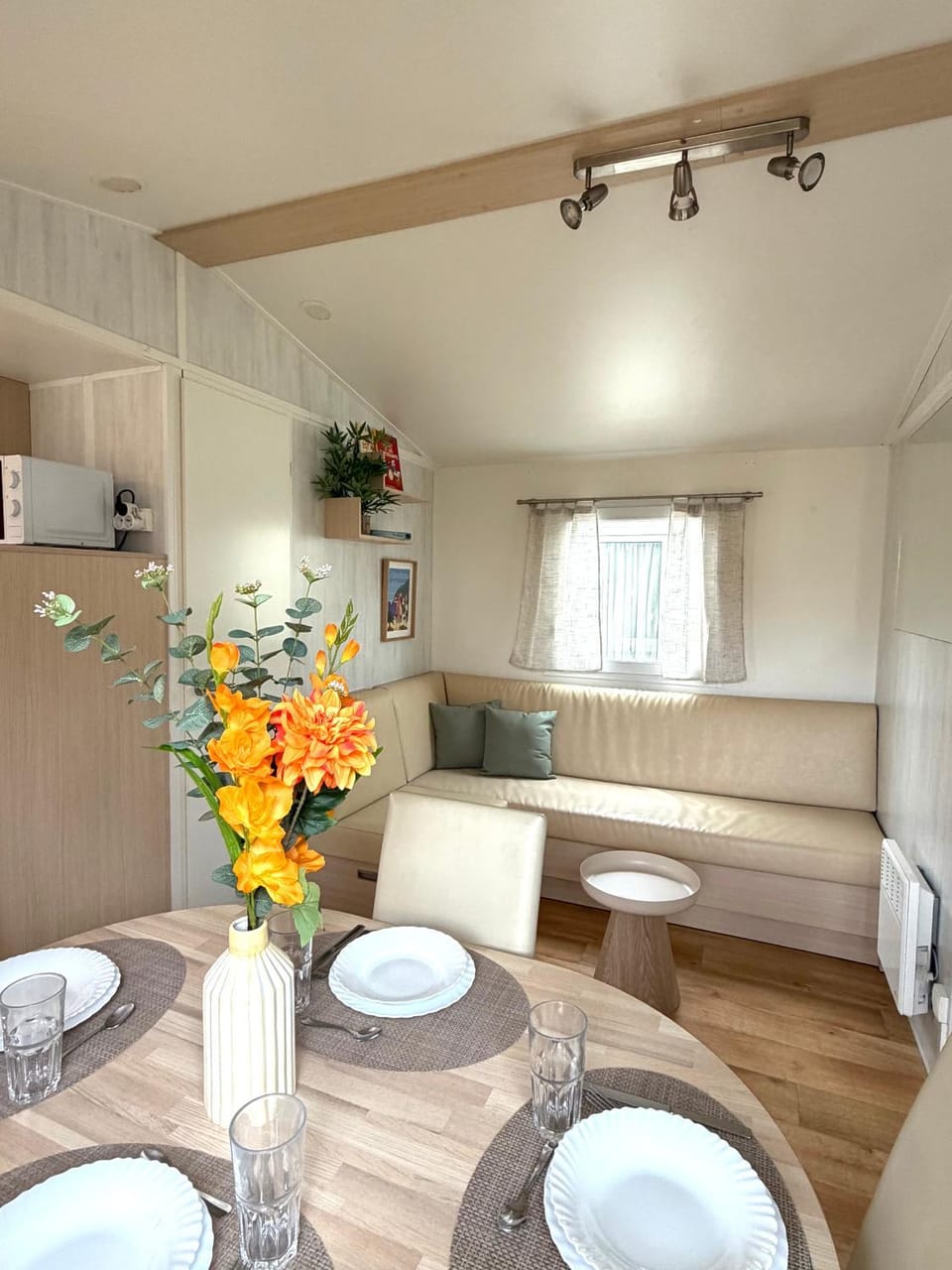 Seating area, Dining area