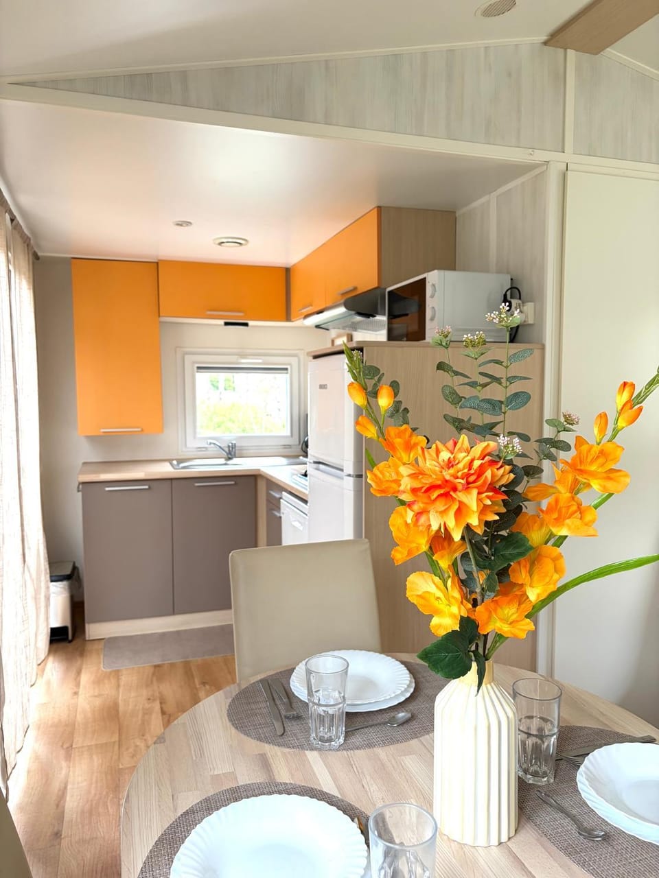 Kitchen or kitchenette, Dining area