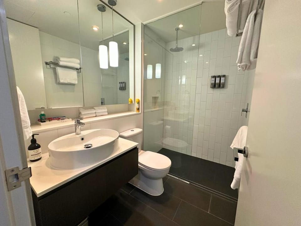 Sky-High 2BR with 1 Parking - Heart of South Yarra Apartment in Melbourne