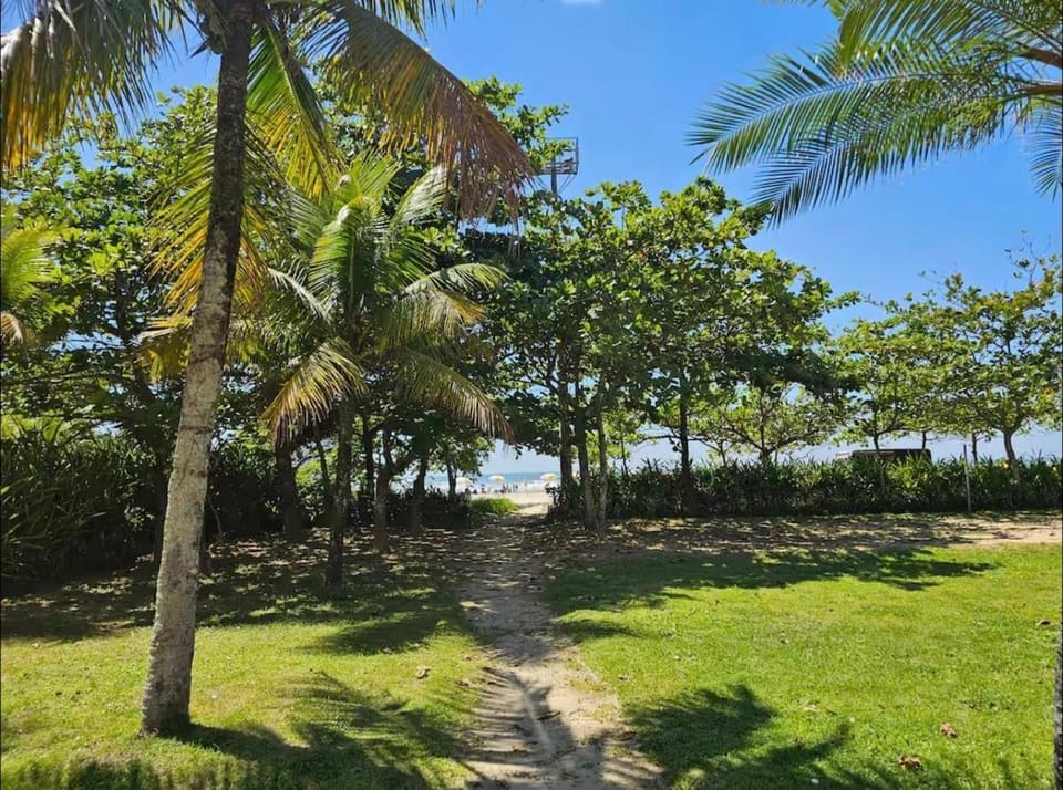 Brisa a Beira Mar - apto pé na areia, aqui seu quintal é literalmente a praia Apartment in Bertioga
