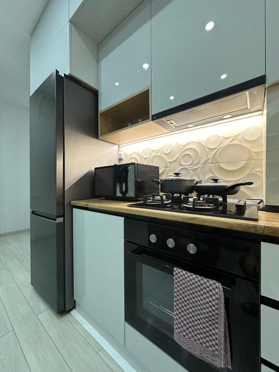 Kitchen or kitchenette, oven