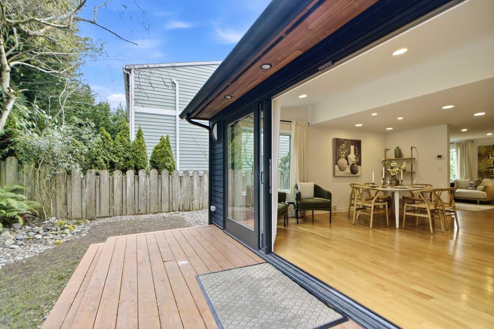 Elegant 3B House near UW Remodeled & EV Parking House in Seattle