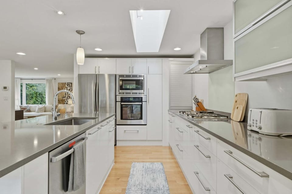 Elegant 3B House near UW Remodeled & EV Parking House in Seattle