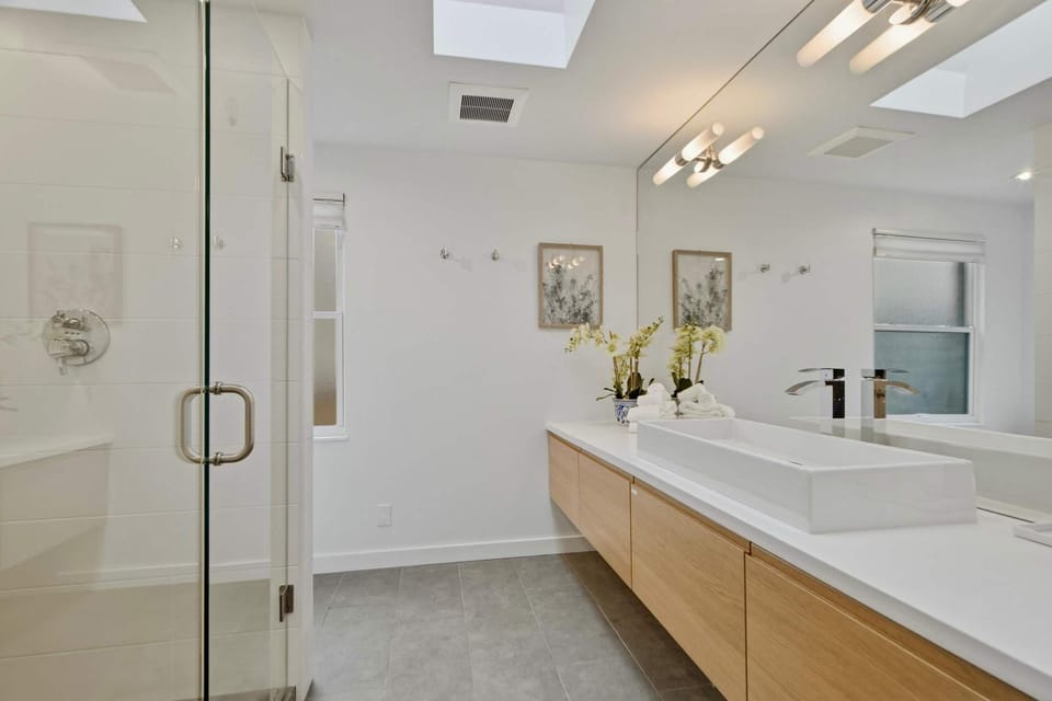 Elegant 3B House near UW Remodeled & EV Parking House in Seattle