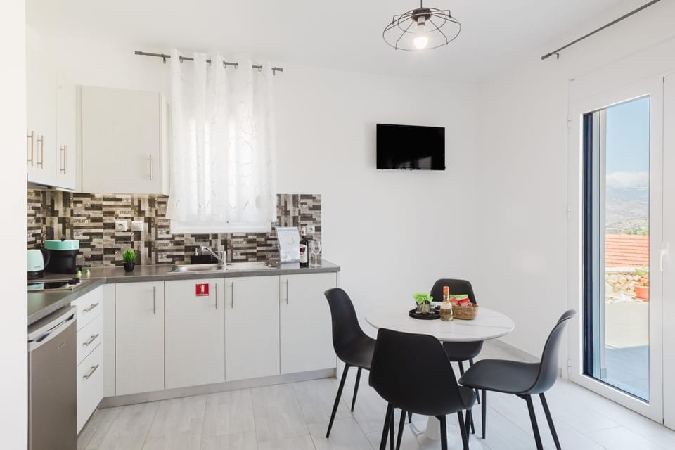 TV and multimedia, Kitchen or kitchenette, Living room, Seating area, Dining area, Sea view, Sea view, minibar, stove