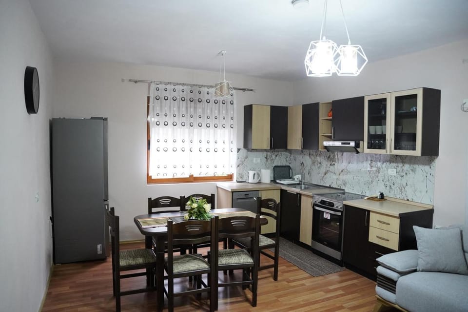 Kitchen or kitchenette, Dining area, dishwasher