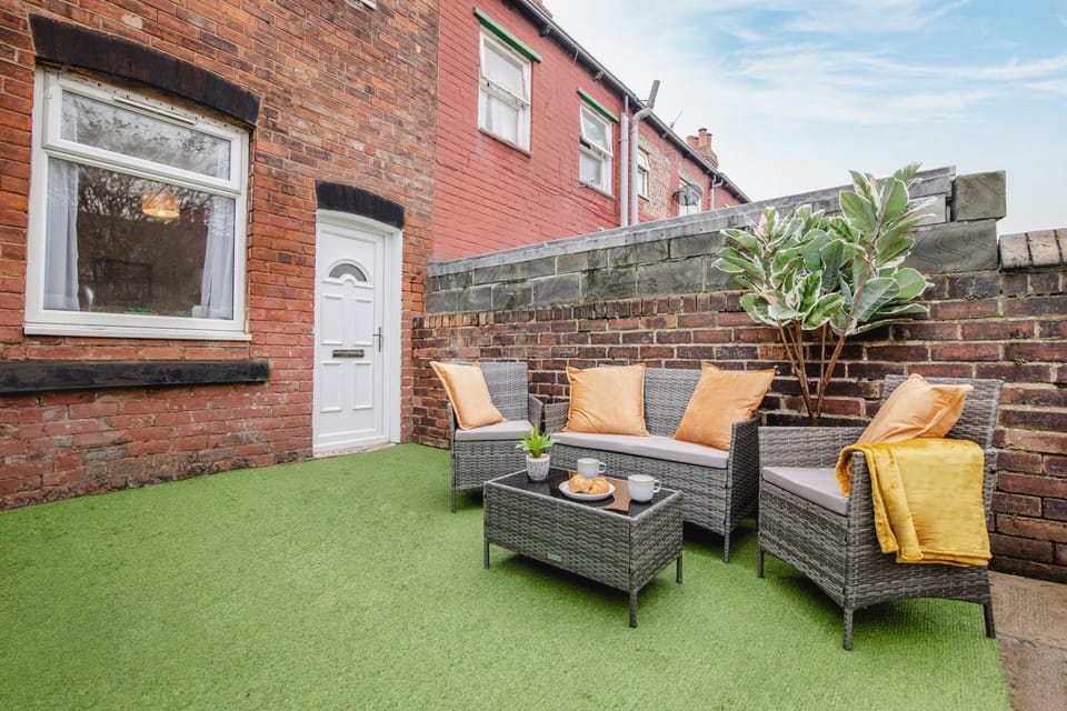 Property building, Patio, Day, Garden, Seating area, Garden view