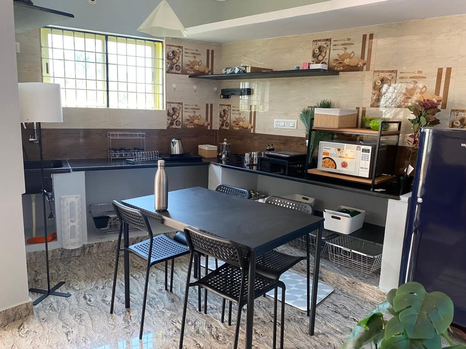 Kitchen or kitchenette, Dining area, stove