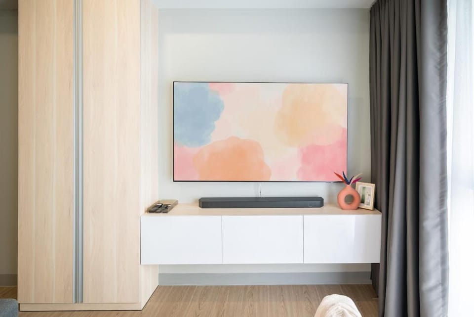 Modern Studio - Uptown BGC Brand New Fast WiFi Apartment in Makati