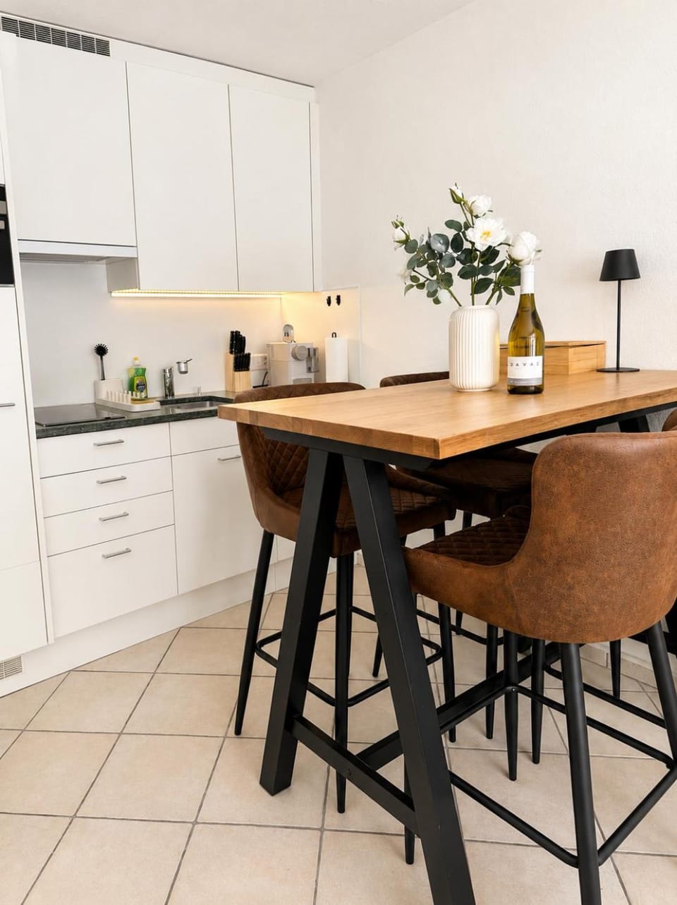 Coffee/tea facilities, Kitchen or kitchenette, Dining area