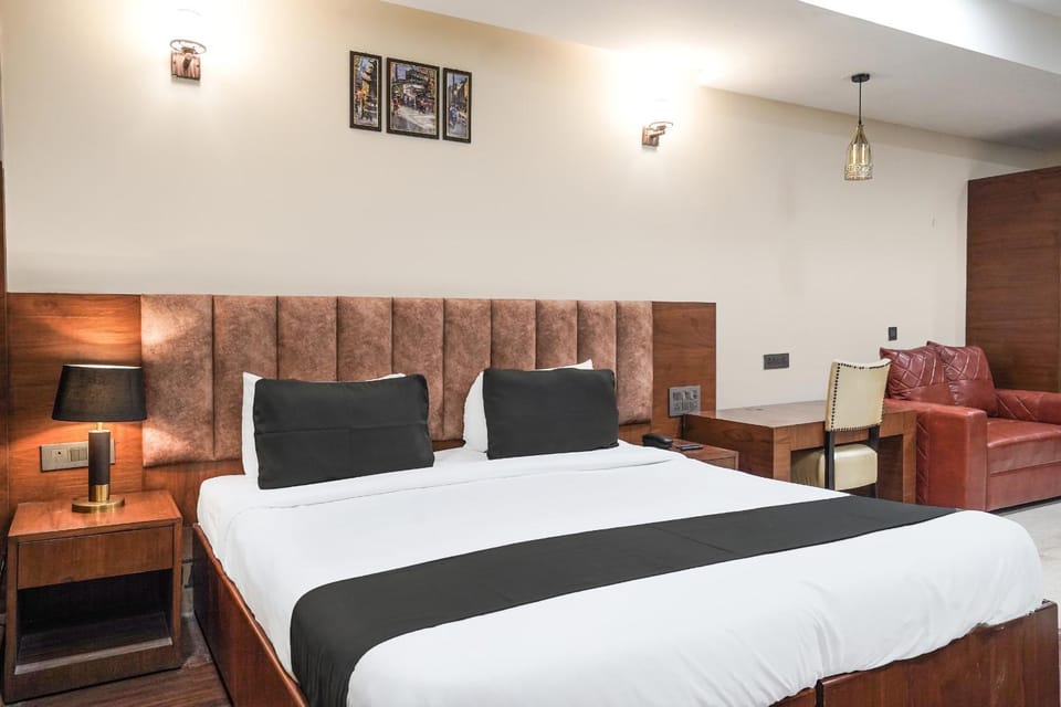 Bed, Living room, Photo of the whole room, Seating area, Bedroom