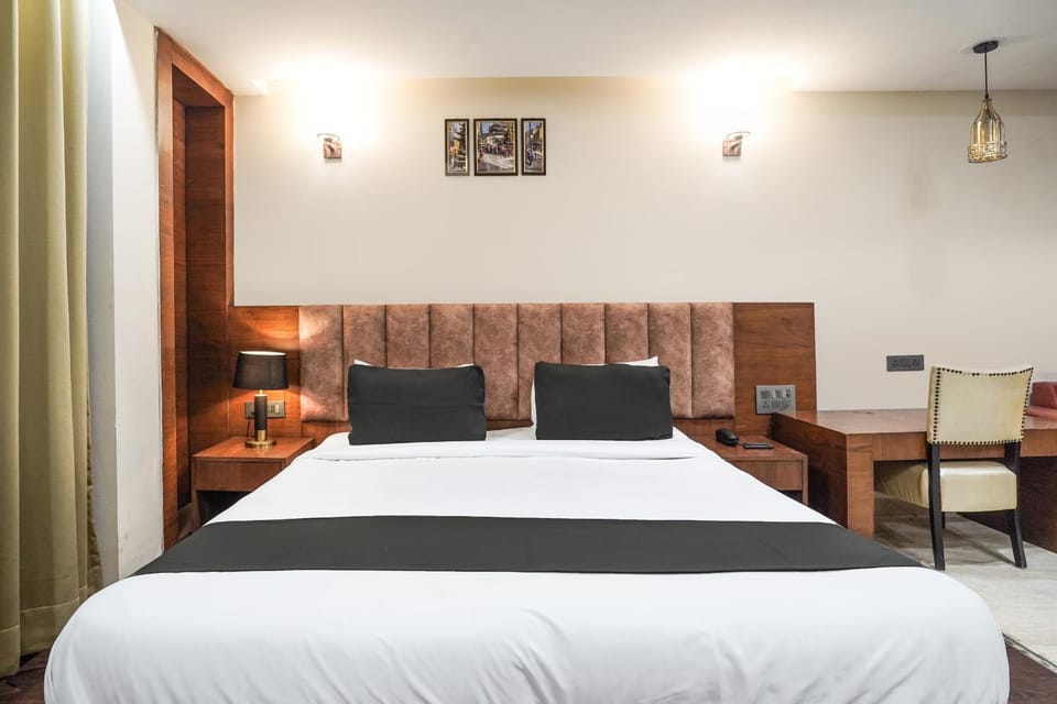 Bed, Living room, Photo of the whole room, Seating area, Bedroom, hair dresser
