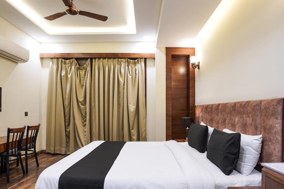 Bed, Living room, Photo of the whole room, Seating area, Bedroom, fireplace, air conditioner