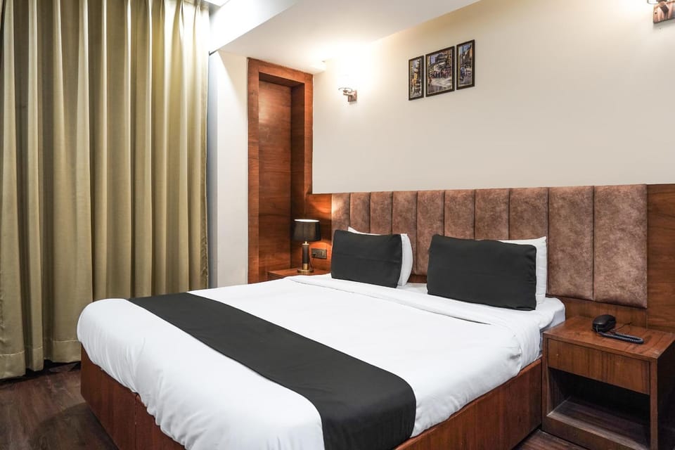 Bed, TV and multimedia, Living room, Photo of the whole room, Seating area, Bedroom