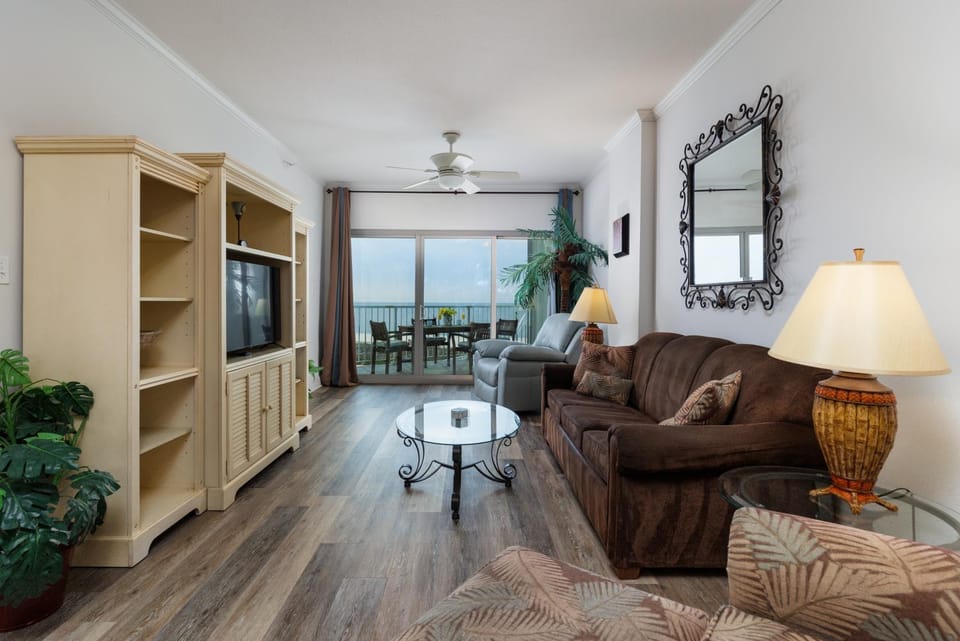 Luxury Romantic 2BR Beachfront Condo with Jet Tub, Ocean View Balcony on Boardwalk Apartment in Biloxi
