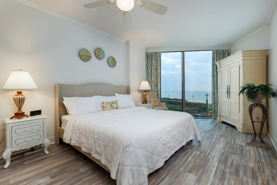 Luxury Romantic 2BR Beachfront Condo with Jet Tub, Ocean View Balcony on Boardwalk Apartment in Biloxi